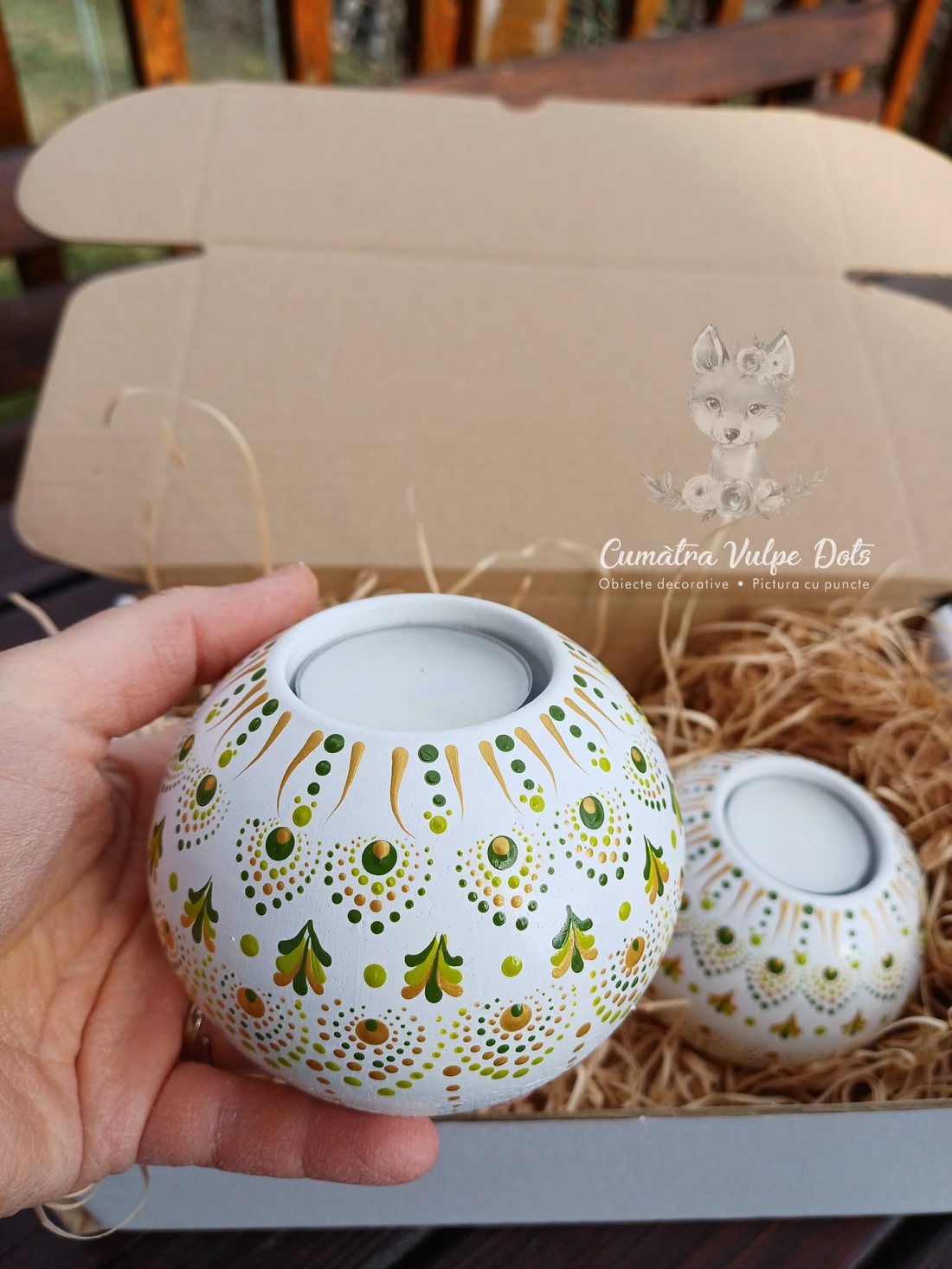 Set 2 obiecte decorative - suporturi lumânare - alb cu verde oliv - pictură cu puncte - casă & stil de viață - lumânări, parfumuri, arome - suport de lumânări - Artynos.ro