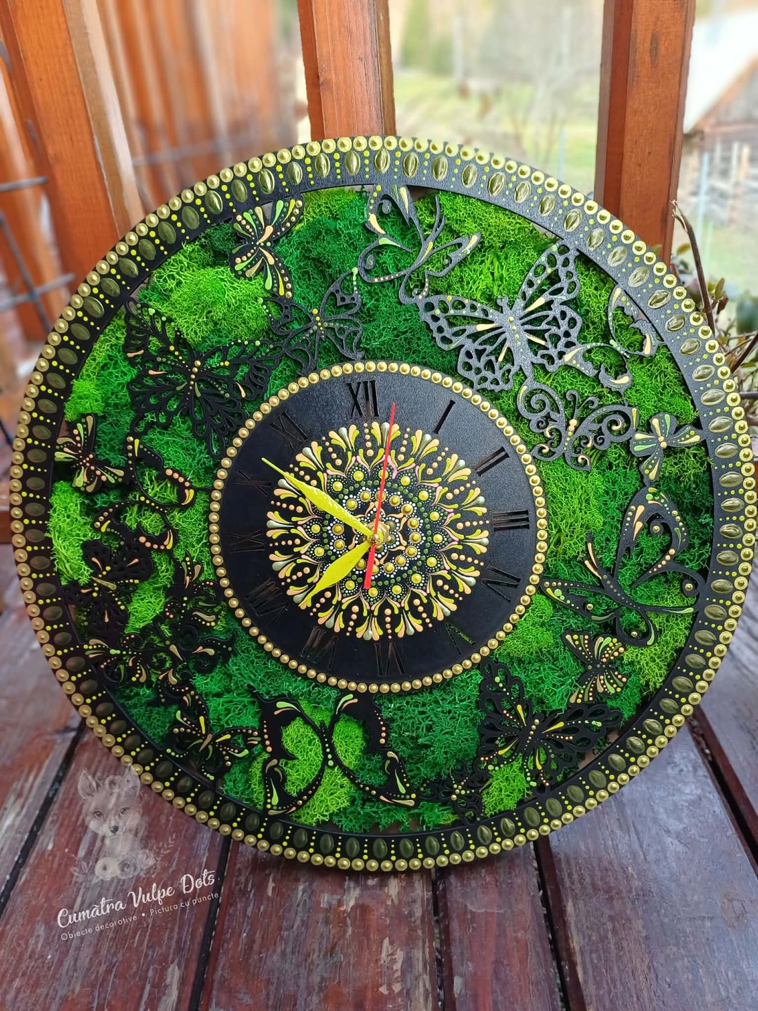 Ceas de perete cu licheni stabilizati și pictură cu techica punctului 40 cm - verde  - casă & stil de viață - decorațiuni de casă - decorațiuni de pereți - ceasuri de perete - Artynos.ro