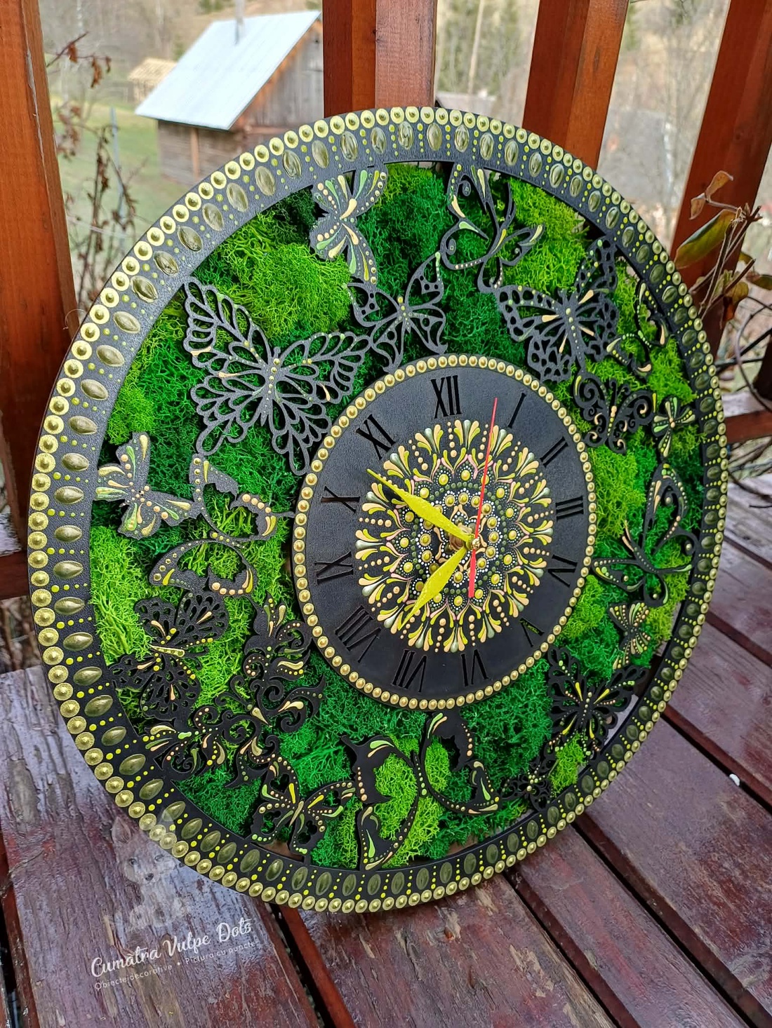 Ceas de perete cu licheni stabilizati și pictură cu techica punctului 40 cm - verde  - casă & stil de viață - decorațiuni de casă - decorațiuni de pereți - ceasuri de perete - Artynos.ro