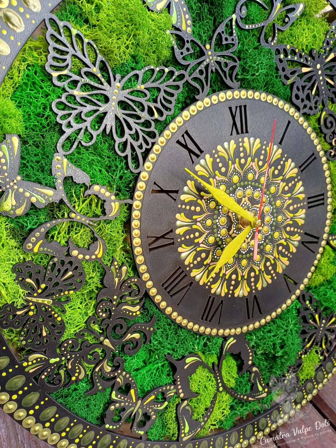 Ceas de perete cu licheni stabilizati și pictură cu techica punctului 40 cm - verde  - casă & stil de viață - decorațiuni de casă - decorațiuni de pereți - ceasuri de perete - Artynos.ro