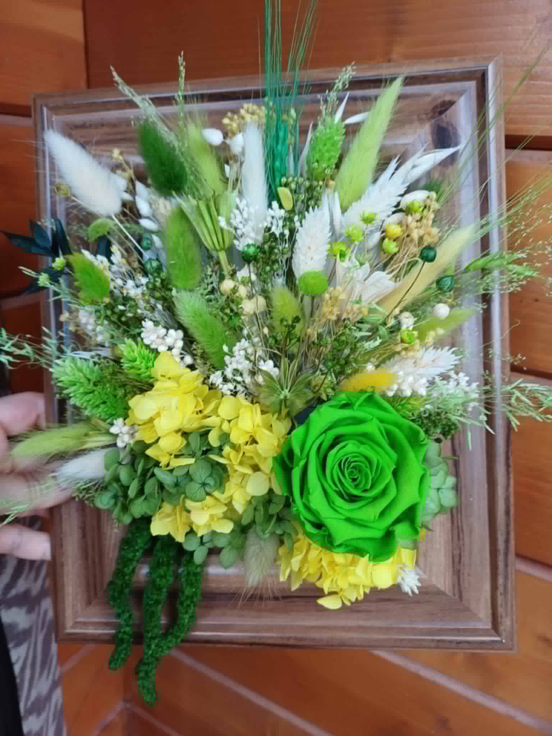 Ramă cu aranjament de flori stabilizate și criogenate - casă & stil de viață - decorațiuni de casă - accesorii florale - cutii cu flori - Artynos.ro