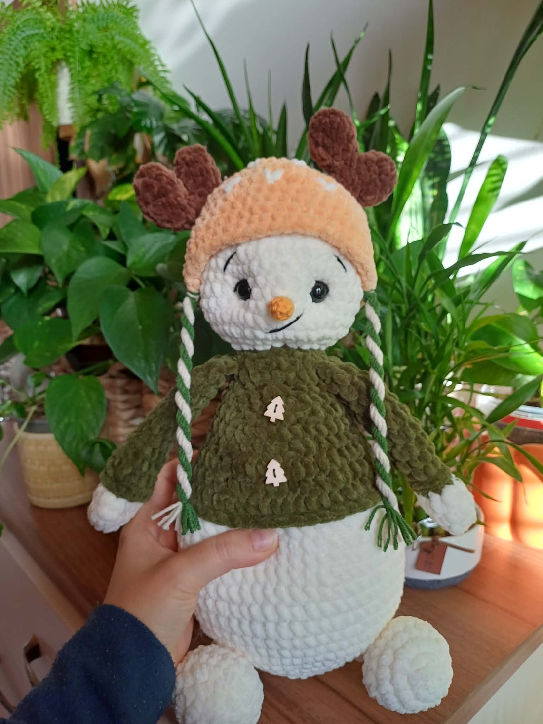 Om de zăpadă cu căciuliță de ren crosetat manual din fir catifelat - jucării și echipamente pentru copii - plușuri - figurine de pluș - Artynos.ro