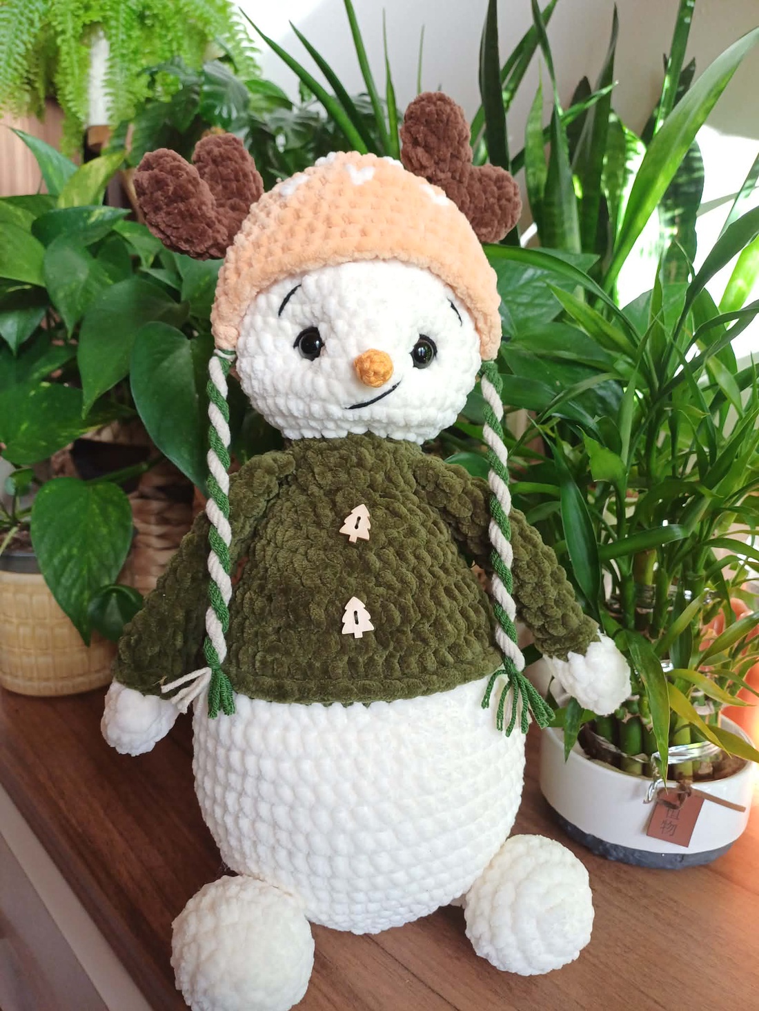 Om de zăpadă cu căciuliță de ren crosetat manual din fir catifelat - jucării și echipamente pentru copii - plușuri - figurine de pluș - Artynos.ro
