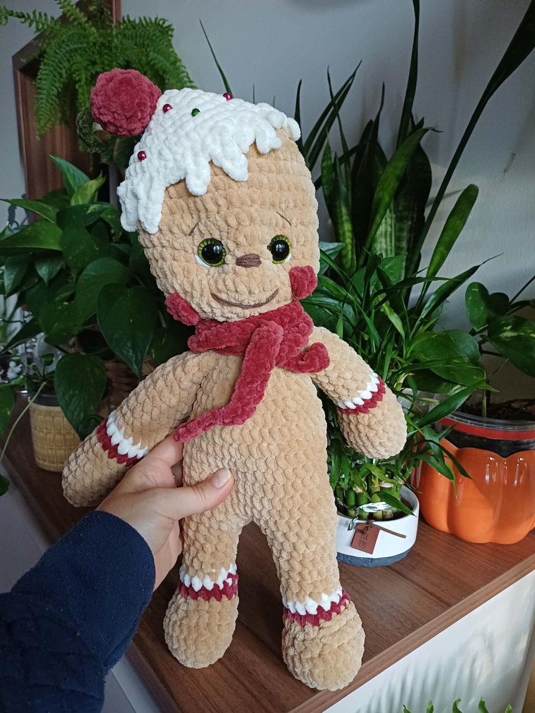 Om de turtă dulce crosetat manual din fir catifelat - Gingerbread man - jucării și echipamente pentru copii - plușuri - figurine de pluș - Artynos.ro