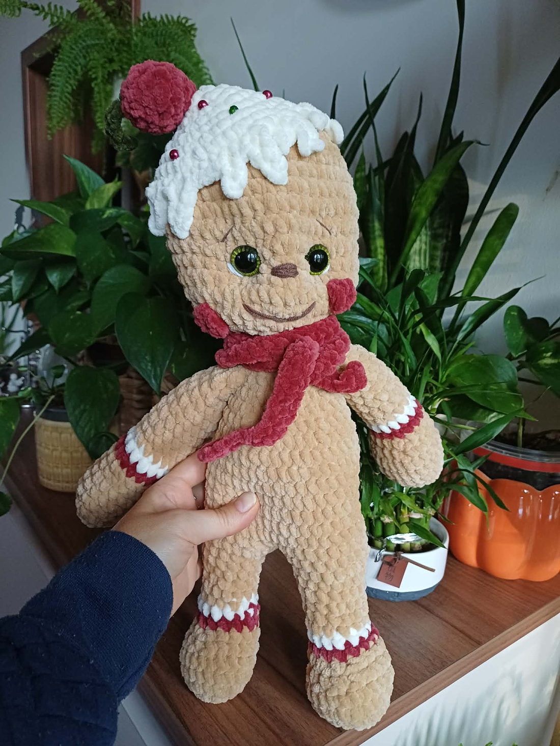 Om de turtă dulce crosetat manual din fir catifelat - Gingerbread man - jucării și echipamente pentru copii - plușuri - figurine de pluș - Artynos.ro