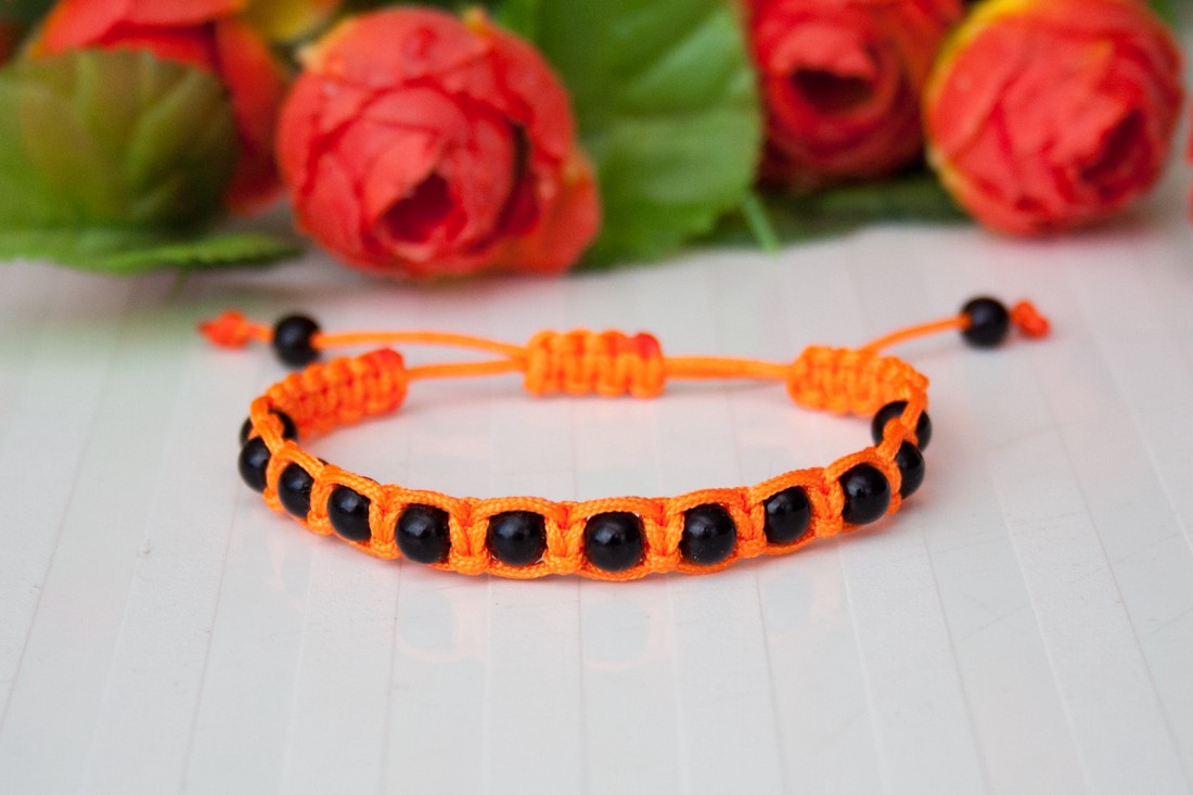 Brățară macramé împletită - Mărgele portocaliu/negru - - Artynos.ro Brățară macramé împletită - Mărgele portocaliu/negru - - Artynos.ro