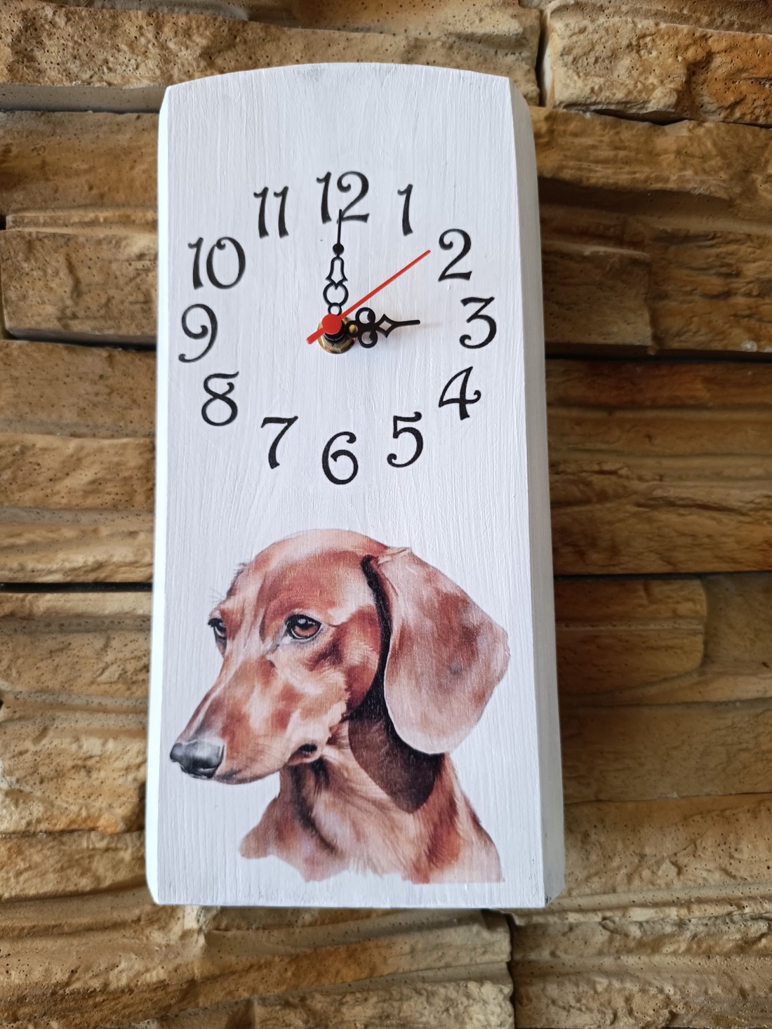 Ceas de perete din lemn alb cu câine dachshund maro  - casă & stil de viață - decorațiuni de casă - decorațiuni de pereți - ceasuri de perete - Artynos.ro