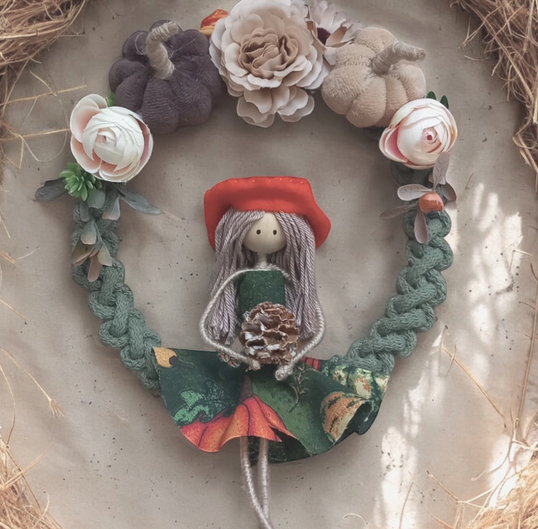 Coroană de macramé de toamnă cu o fetiță purtând o pălărie și flori -  - Artynos.ro