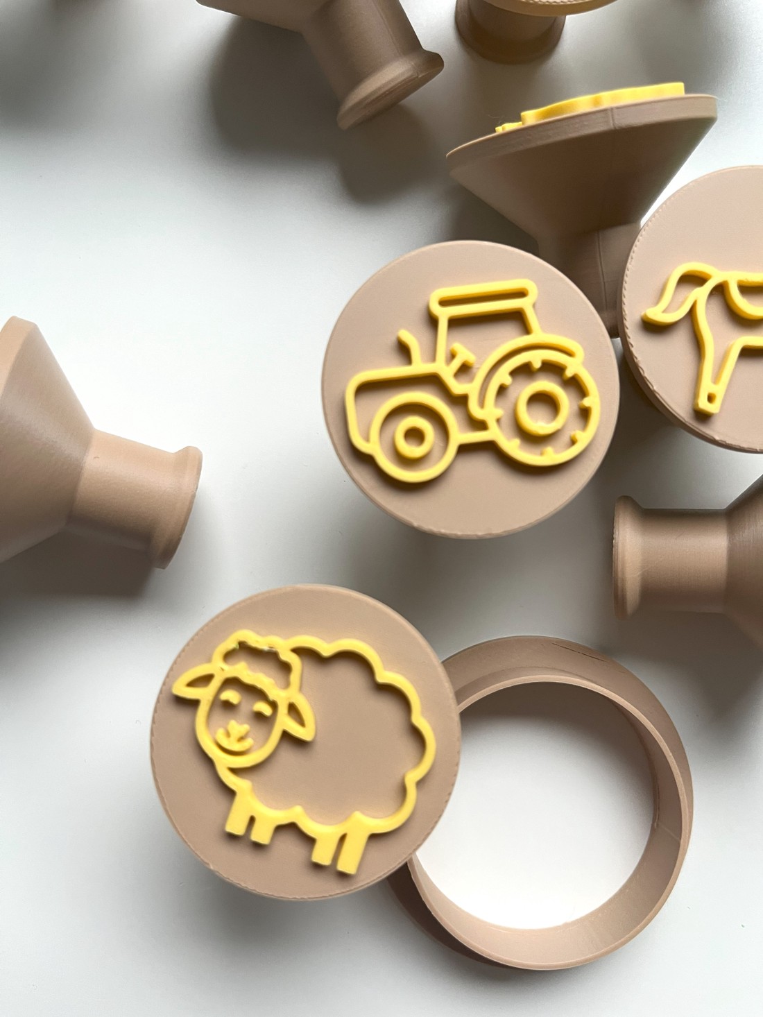 Set de ștampile și forme de prăjituri cu animale de la fermă � vacă, purcel, găină, tractor și multe altele  - jucării și echipamente pentru copii - puzzle, jocuri puzzle - puzzle cu forme - Artynos.ro