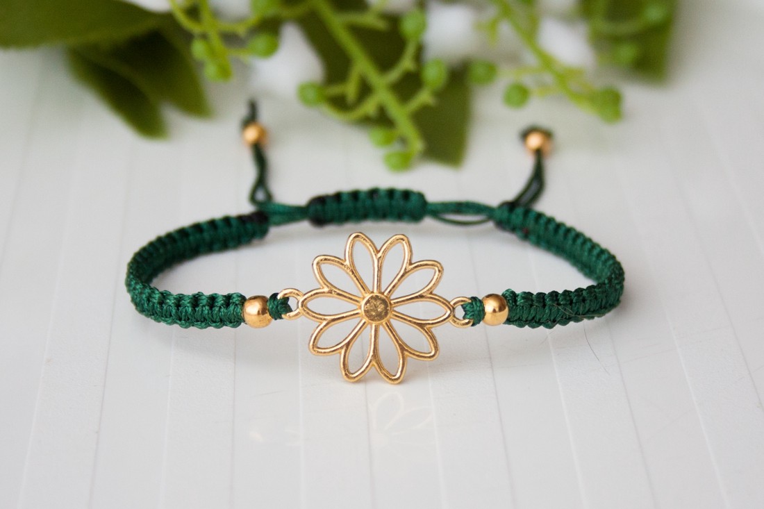 Brățară macramé împletită - Floare verde închis / aur - - Artynos.ro Brățară macramé împletită - Floare verde închis / aur - - Artynos.ro