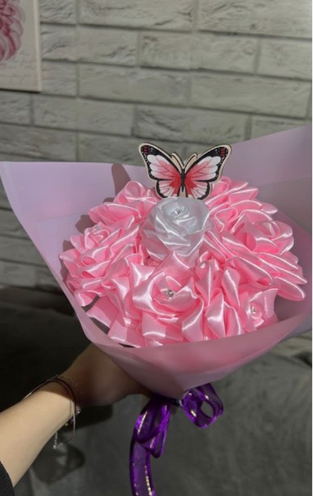 Buchet Artizanal de Flori din Panglica de Satin, Model cu Trandafiri si Fluturi Decorativi, Handmade - casă & stil de viață - decorațiuni de casă - accesorii florale - buchete de flori - Artynos.ro