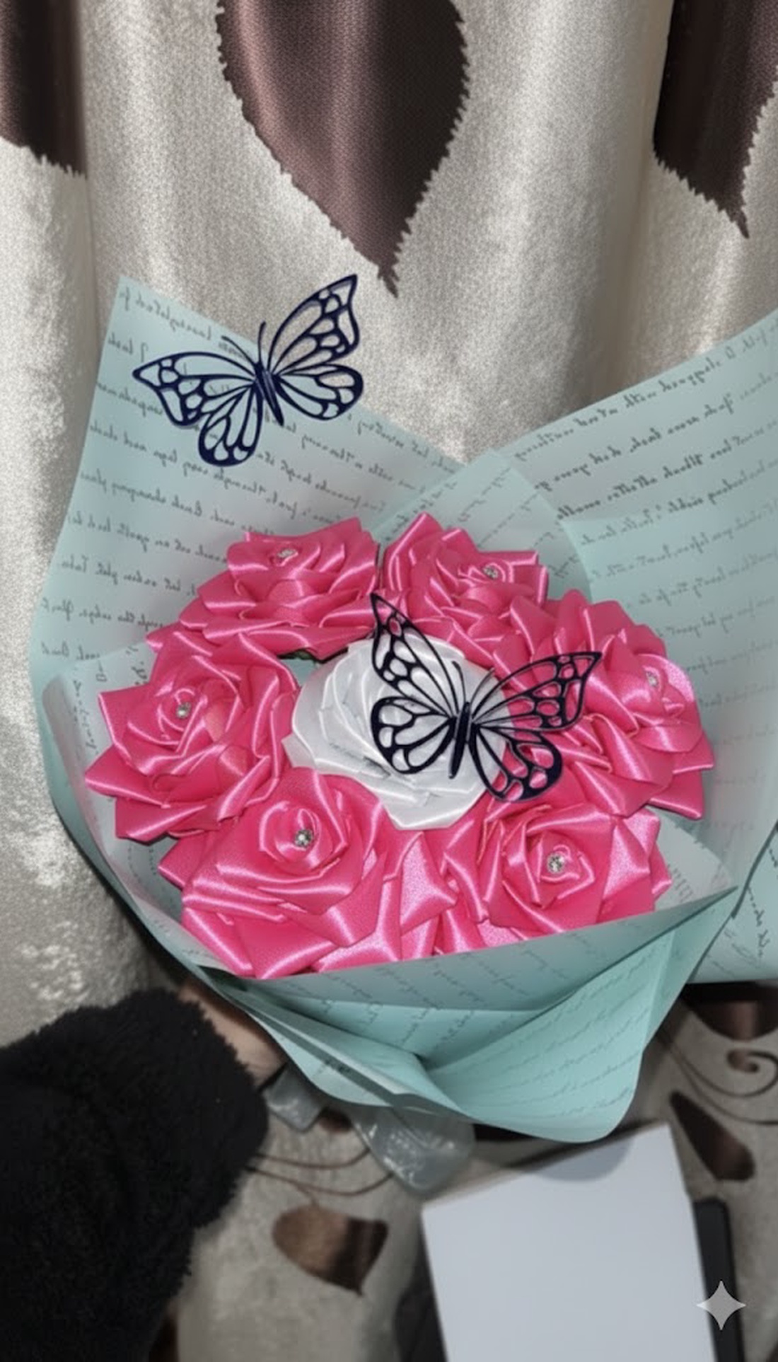 Buchet Artizanal de Flori din Panglica de Satin, Model cu Trandafiri si Fluturi Decorativi, Handmade - casă & stil de viață - decorațiuni de casă - accesorii florale - buchete de flori - Artynos.ro