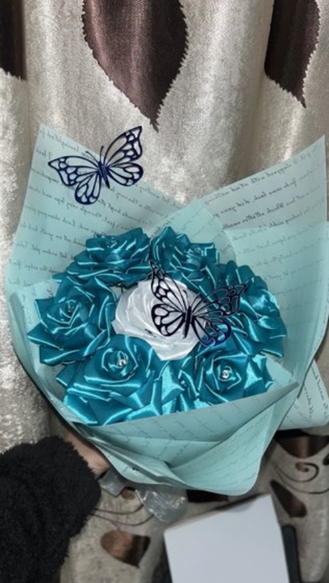 Buchet Artizanal de Flori din Panglica de Satin, Model cu Trandafiri si Fluturi Decorativi, Handmade - casă & stil de viață - decorațiuni de casă - accesorii florale - buchete de flori - Artynos.ro