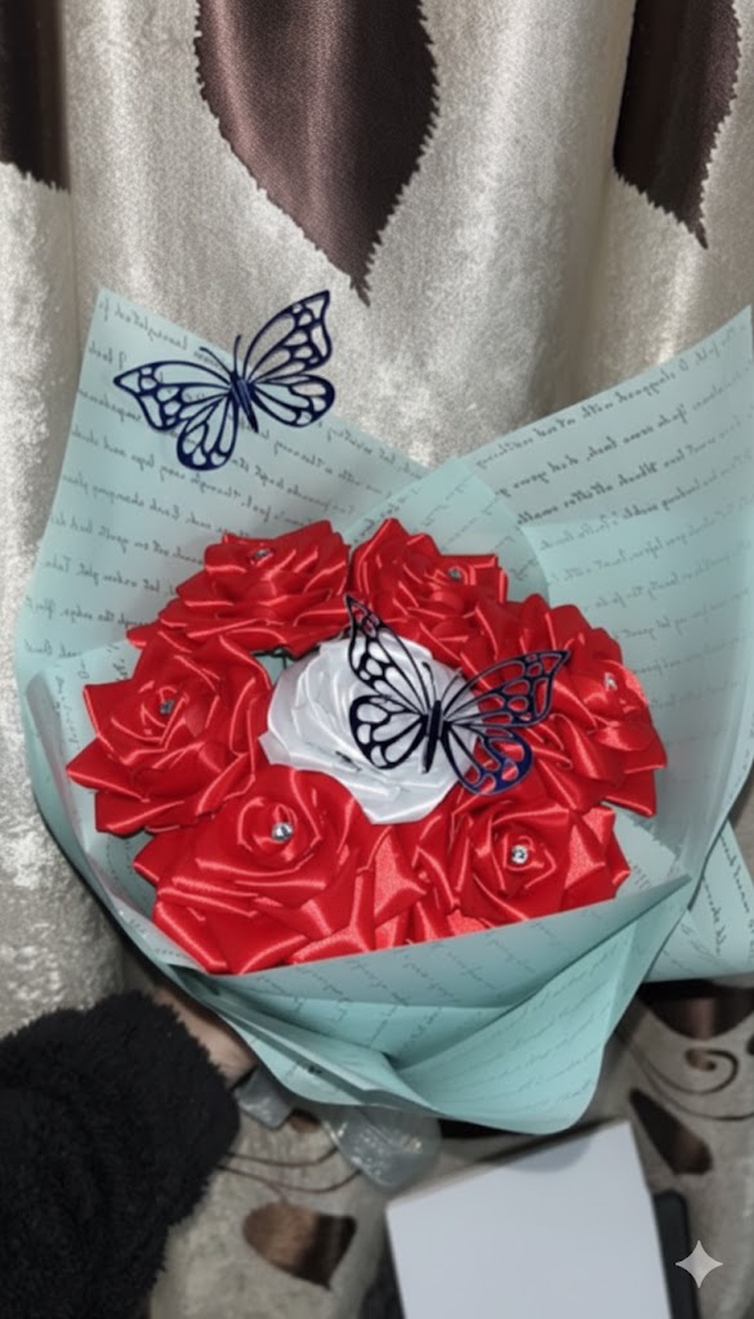 Buchet Artizanal de Flori din Panglica de Satin, Model cu Trandafiri si Fluturi Decorativi, Handmade - casă & stil de viață - decorațiuni de casă - accesorii florale - buchete de flori - Artynos.ro