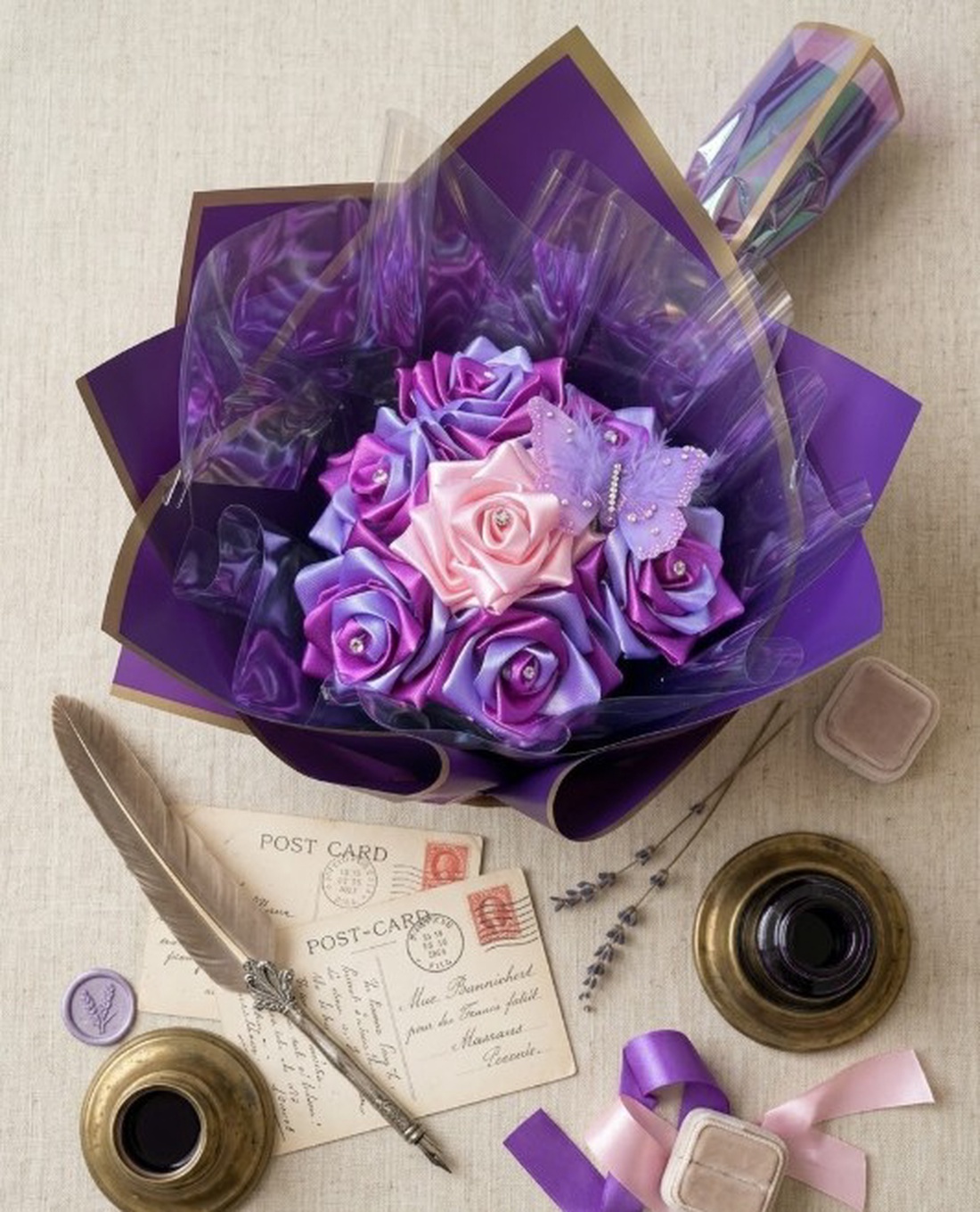 Buchet Artizanal de Flori din Panglică de Satin, Model Royal Purple, Decorat cu Perle și Fluture, 7 Trandafiri Lucrați M - casă & stil de viață - decorațiuni de casă - accesorii florale - buchete de flori - Artynos.ro