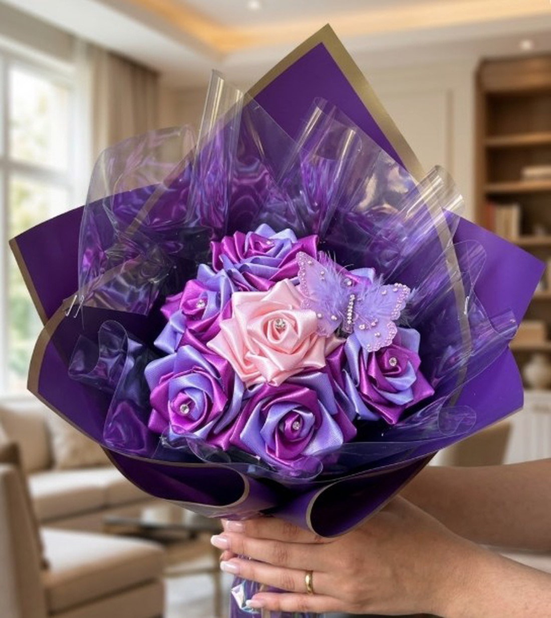Buchet Artizanal de Flori din Panglică de Satin, Model Royal Purple, Decorat cu Perle și Fluture, 7 Trandafiri Lucrați M - casă & stil de viață - decorațiuni de casă - accesorii florale - buchete de flori - Artynos.ro
