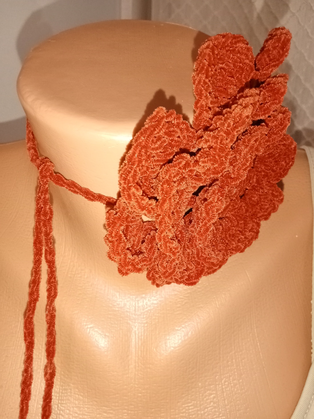 Floare croșetată gât  - îmbrăcăminte și modă - curele și catarame artizanale - alte accesorii - Artynos.ro