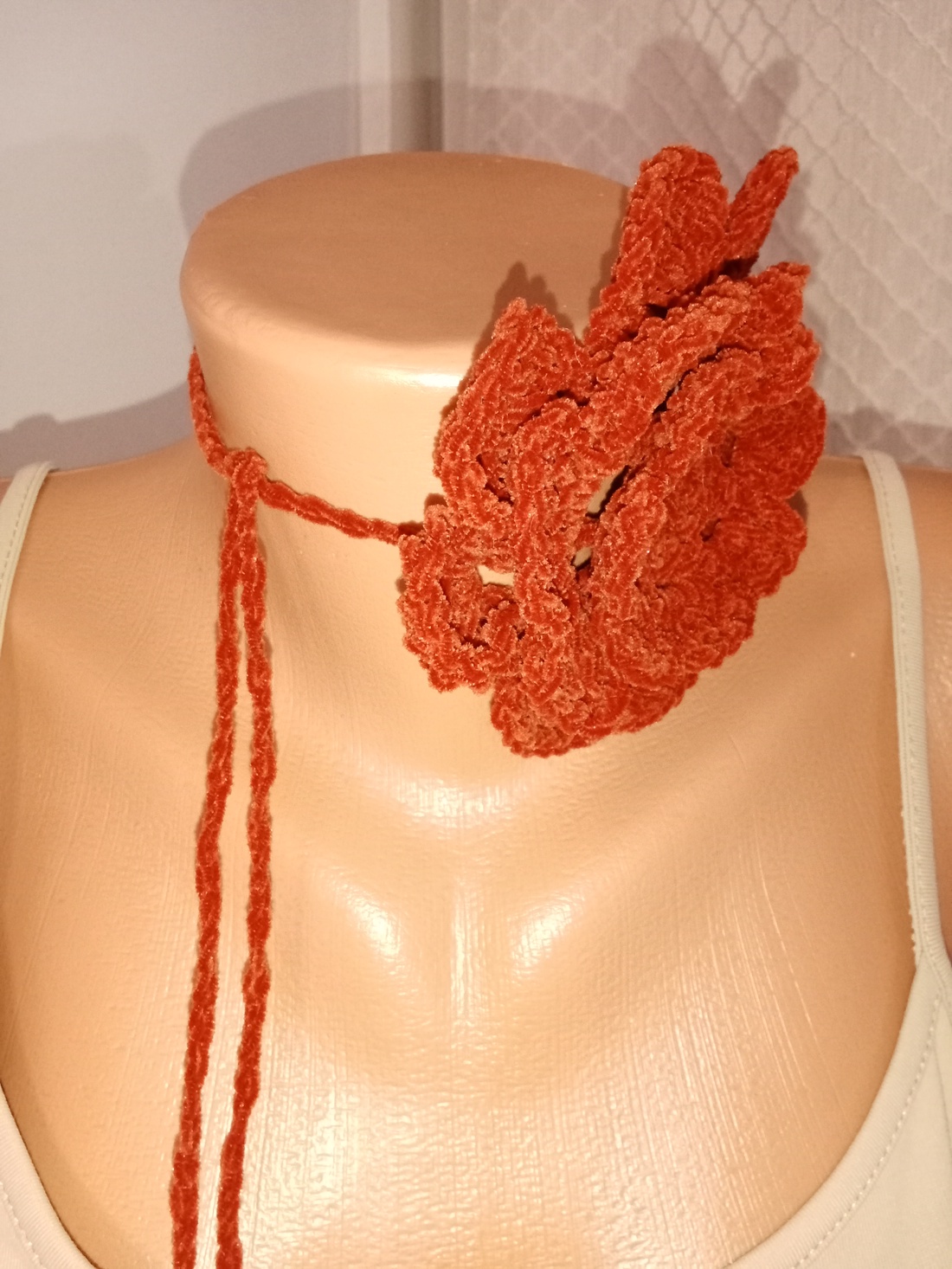 Floare croșetată gât  - îmbrăcăminte și modă - curele și catarame artizanale - alte accesorii - Artynos.ro