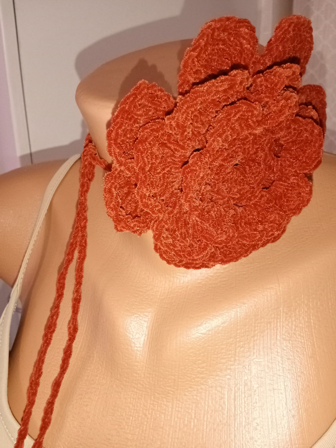 Floare croșetată gât  - îmbrăcăminte și modă - curele și catarame artizanale - alte accesorii - Artynos.ro