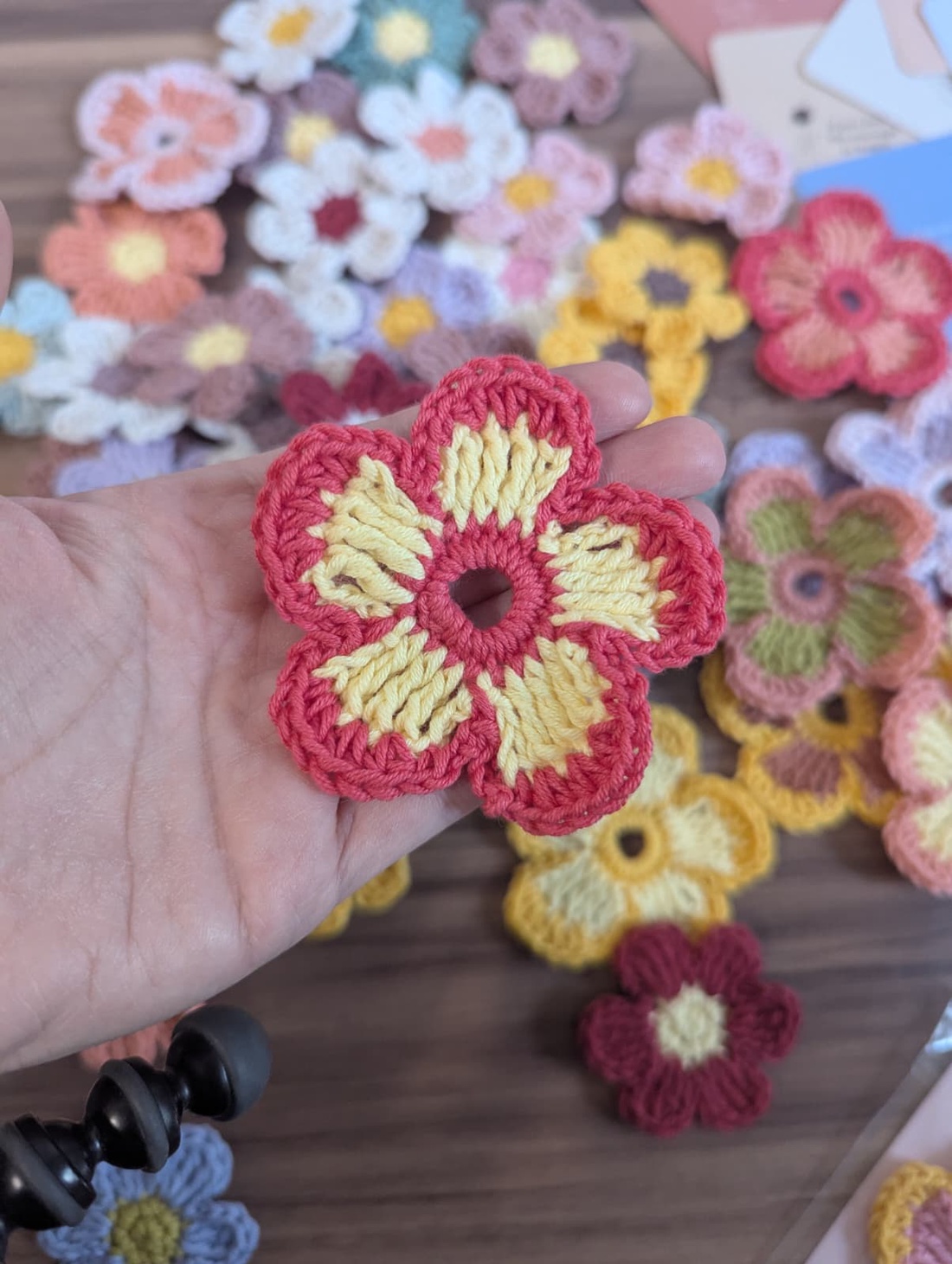 Mărțișor croșetat de tip Broșă - Floricele colorate - bijuterii - mărțișor - Artynos.ro