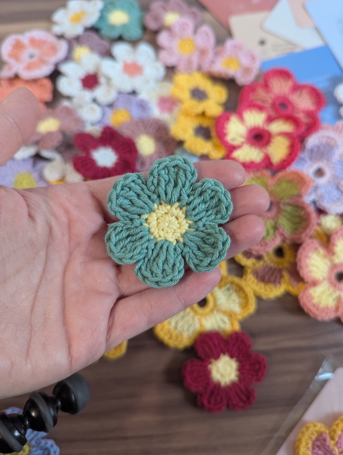 Mărțișor croșetat de tip Broșă - Floricele colorate - bijuterii - mărțișor - Artynos.ro
