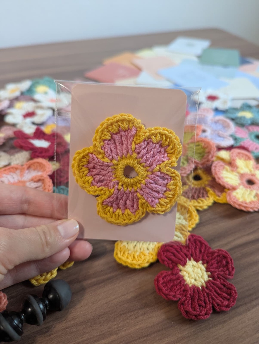 Mărțișor croșetat de tip Broșă - Floricele colorate - bijuterii - mărțișor - Artynos.ro