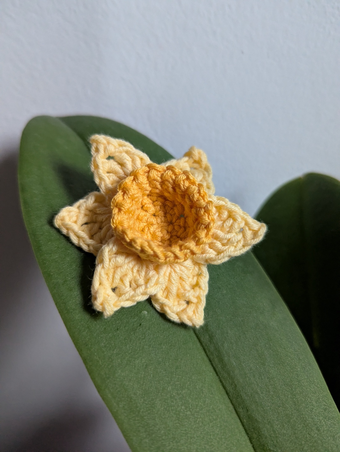 Brosa Martisor - Narcisa - bijuterii - mărțișor - Artynos.ro