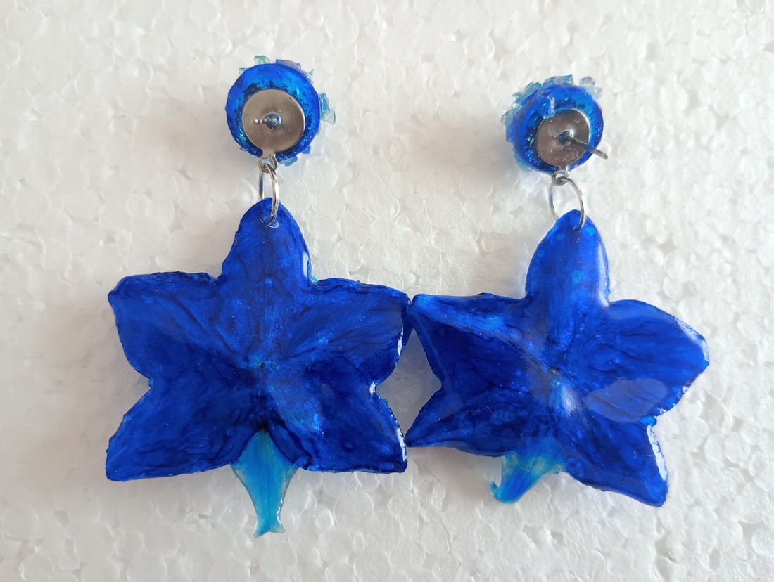 Cercei orhidee albastră  - bijuterii - cercei - cercei din rășină - Artynos.ro