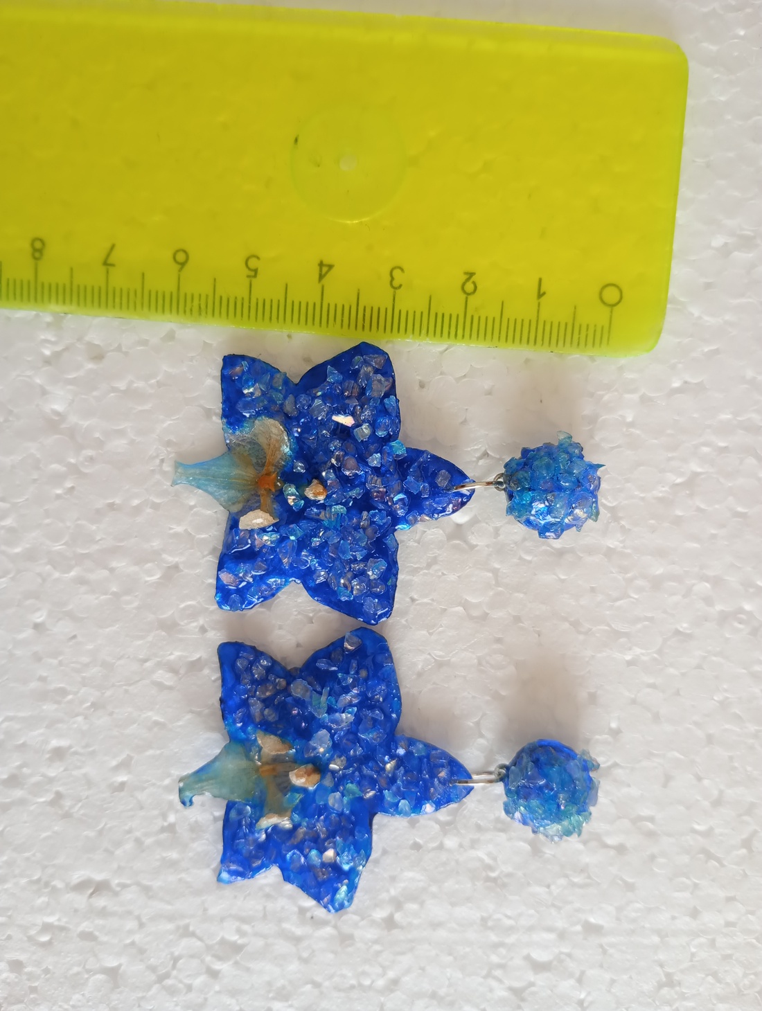 Cercei orhidee albastră  - bijuterii - cercei - cercei din rășină - Artynos.ro