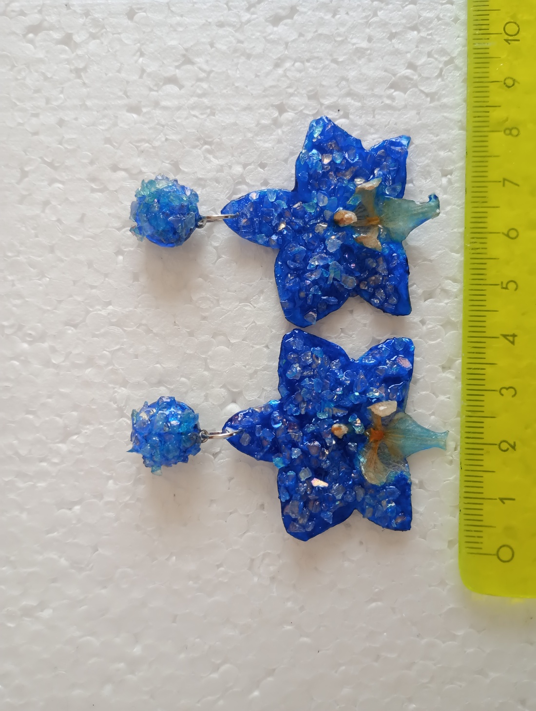 Cercei orhidee albastră  - bijuterii - cercei - cercei din rășină - Artynos.ro