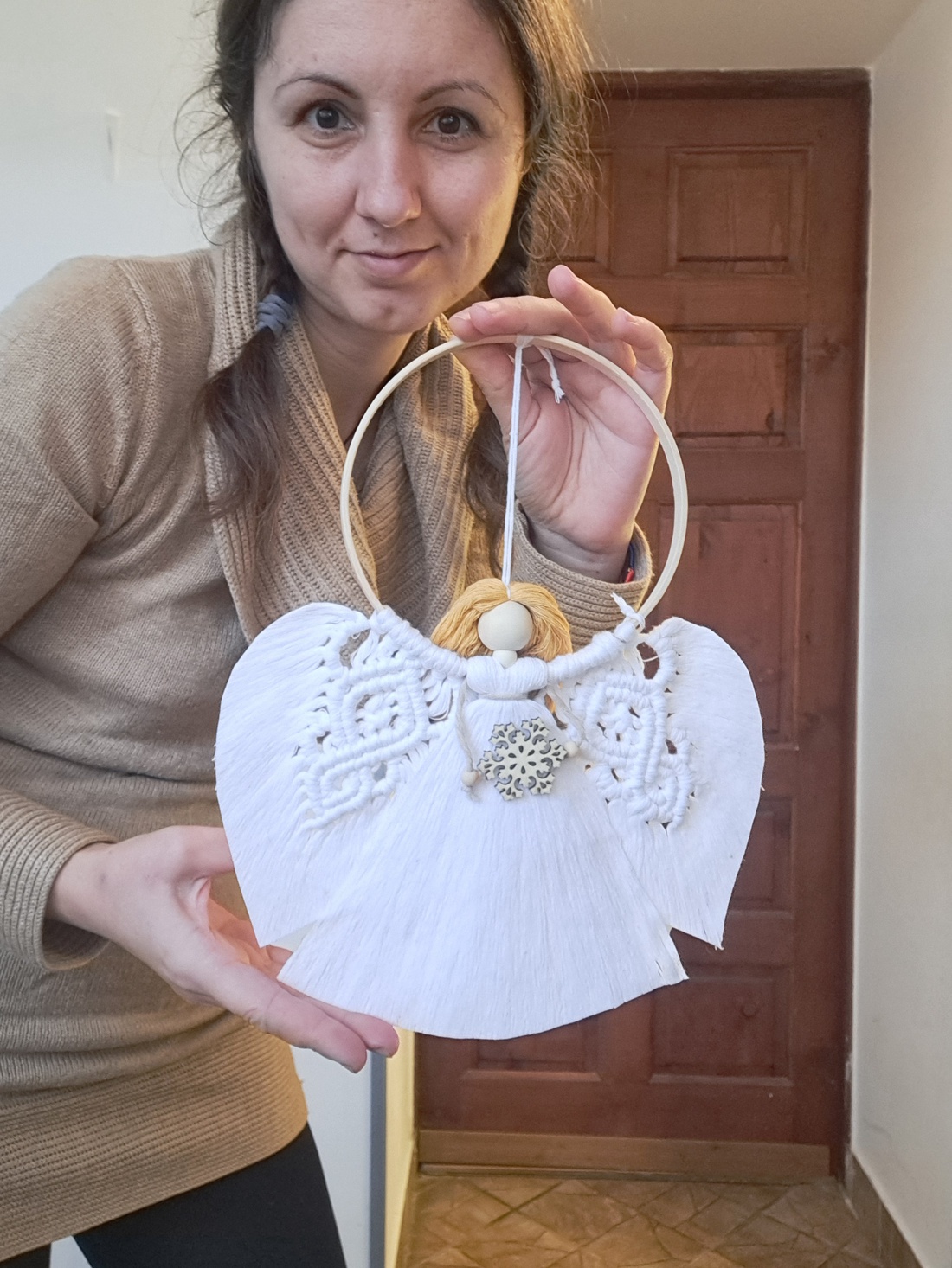 Îngeraș Macrame de Crăciun Handmade � Decorațiune Albă pe Cerc de Bambus cu Fulg de Nea din Lemn, Cadou de Crăciun - crăciun - decorațiuni de crăciun de casă - decorațiuni pentru ușă de crăciun - Artynos.ro