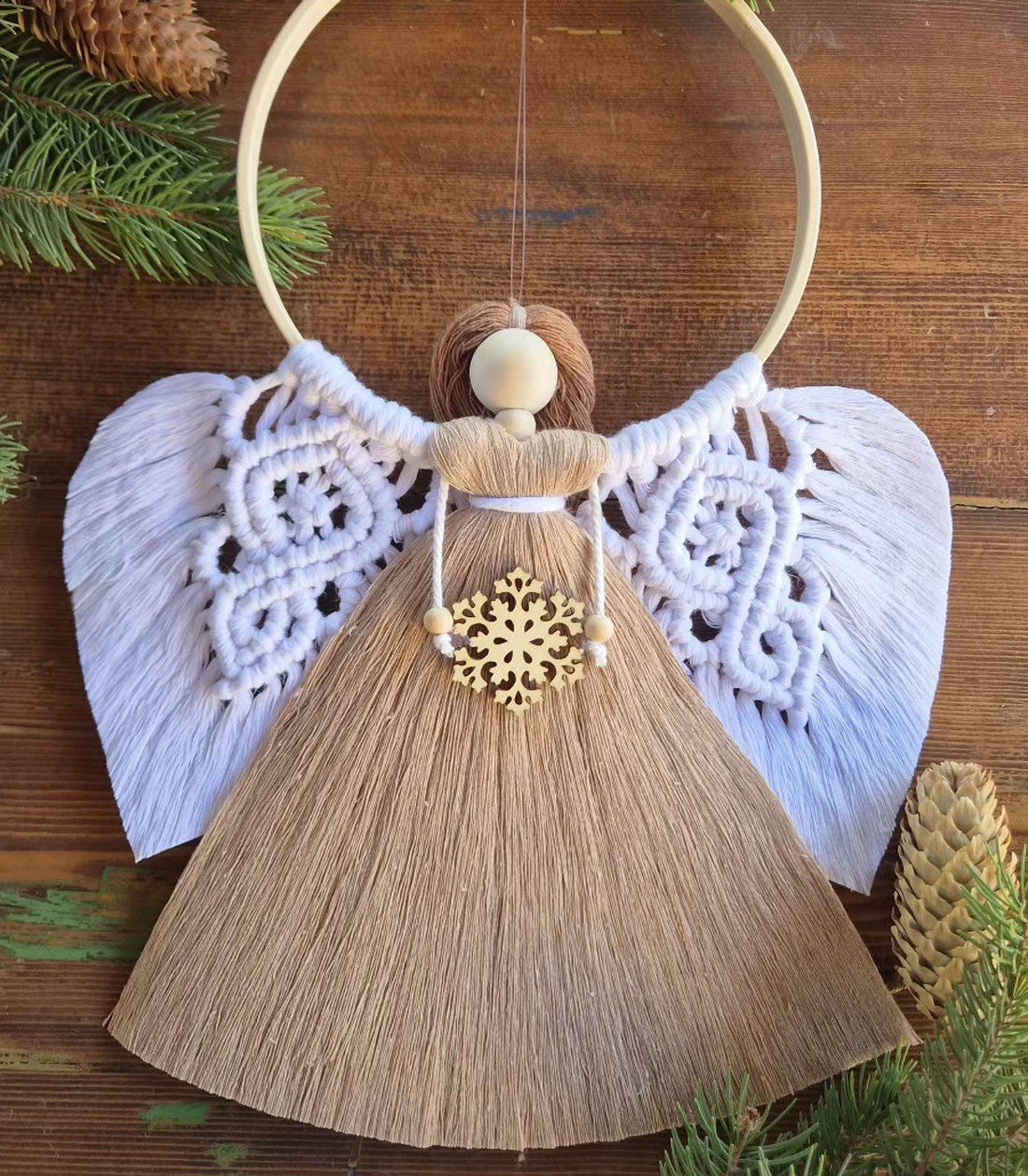 Îngeraș Macrame de Crăciun Handmade � Decorațiune Albă pe Cerc de Bambus cu Fulg de Nea din Lemn, Cadou de Crăciun - crăciun - decorațiuni de crăciun de casă - decorațiuni pentru ușă de crăciun - Artynos.ro