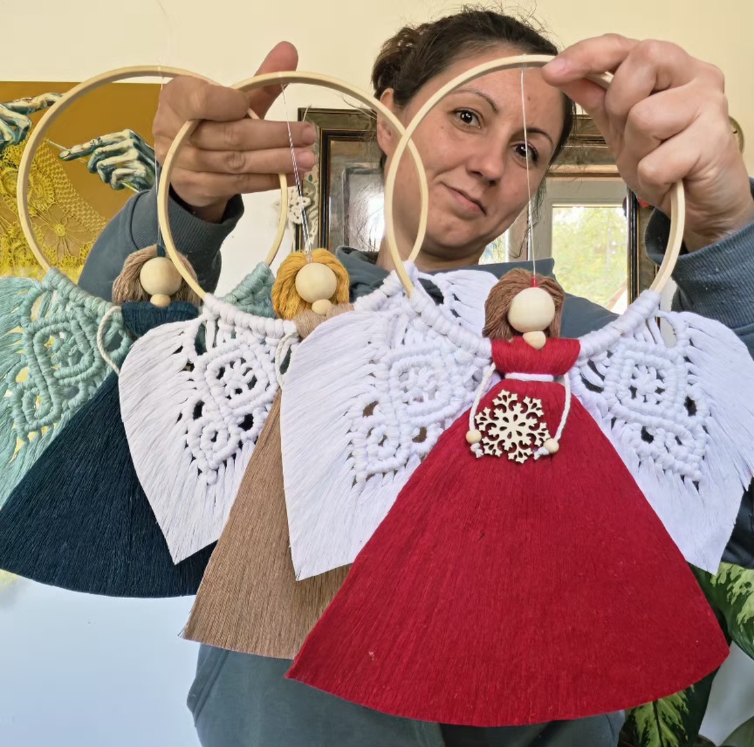 Îngeraș Macrame de Crăciun Handmade � Decorațiune Albă pe Cerc de Bambus cu Fulg de Nea din Lemn, Cadou de Crăciun - crăciun - decorațiuni de crăciun de casă - decorațiuni pentru ușă de crăciun - Artynos.ro