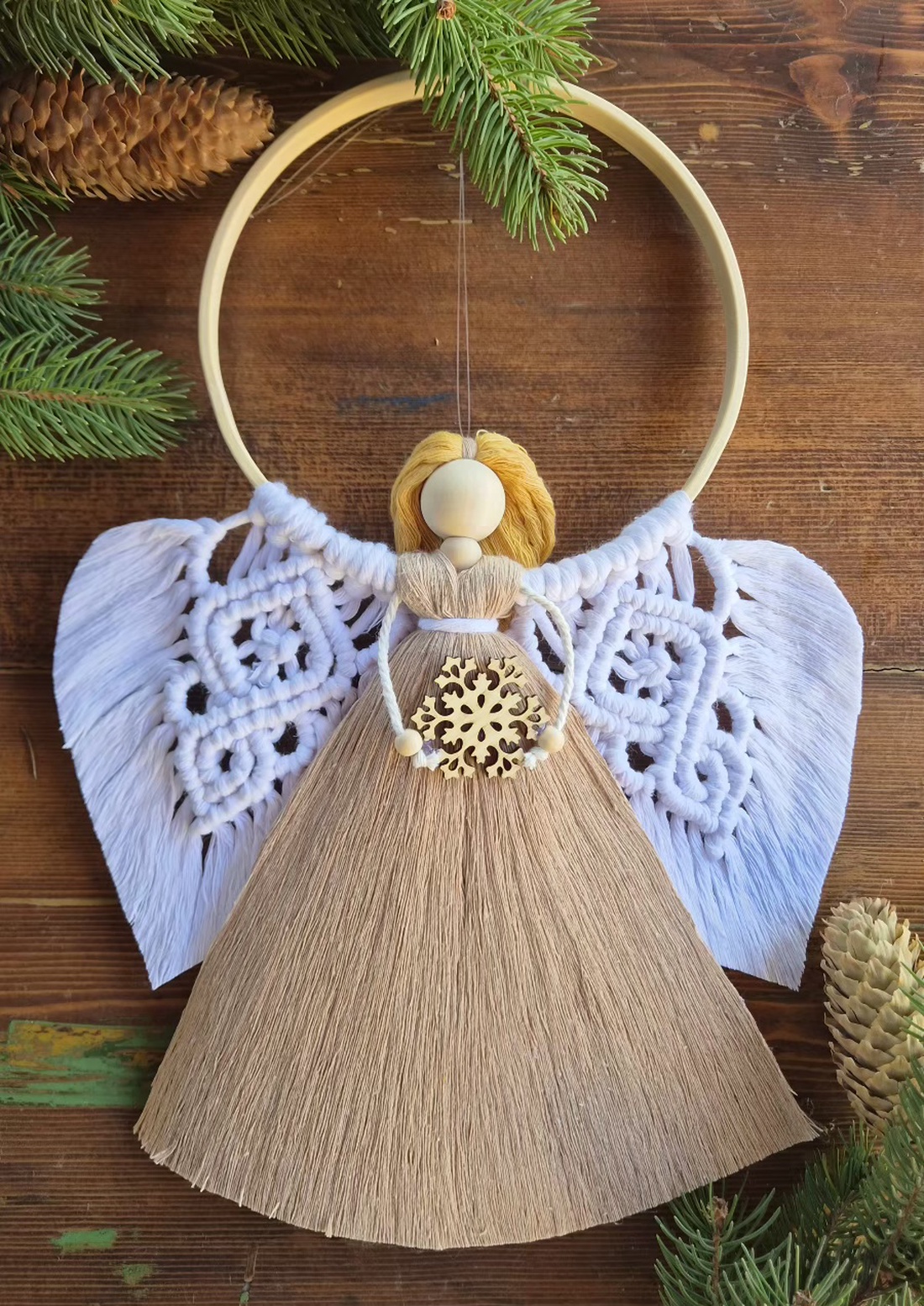 Îngeraș Macrame de Crăciun Handmade � Decorațiune Albă pe Cerc de Bambus cu Fulg de Nea din Lemn, Cadou de Crăciun - crăciun - decorațiuni de crăciun de casă - decorațiuni pentru ușă de crăciun - Artynos.ro