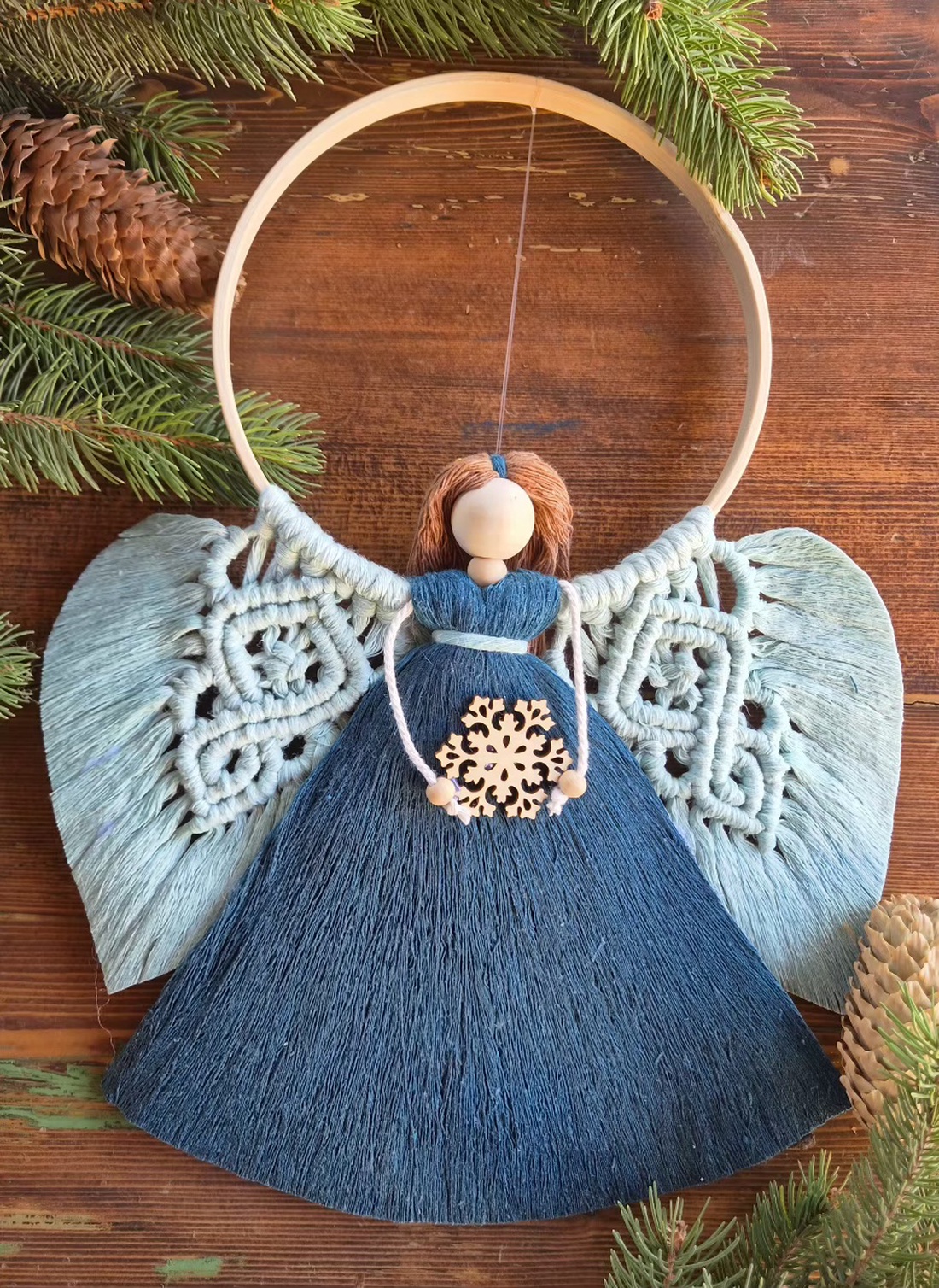 Îngeraș Macrame de Crăciun Handmade � Decorațiune Albă pe Cerc de Bambus cu Fulg de Nea din Lemn, Cadou de Crăciun - crăciun - decorațiuni de crăciun de casă - decorațiuni pentru ușă de crăciun - Artynos.ro