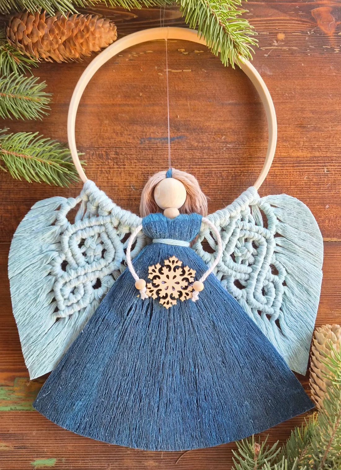 Îngeraș Macrame de Crăciun Handmade � Decorațiune Albă pe Cerc de Bambus cu Fulg de Nea din Lemn, Cadou de Crăciun - crăciun - decorațiuni de crăciun de casă - decorațiuni pentru ușă de crăciun - Artynos.ro