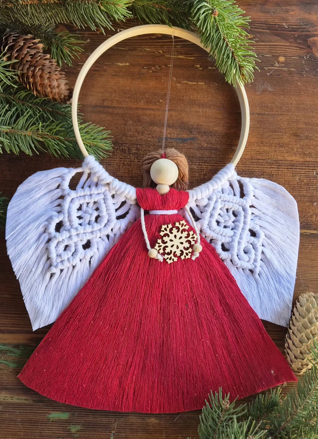 Îngeraș Macrame de Crăciun Handmade � Decorațiune Albă pe Cerc de Bambus cu Fulg de Nea din Lemn, Cadou de Crăciun - crăciun - decorațiuni de crăciun de casă - decorațiuni pentru ușă de crăciun - Artynos.ro
