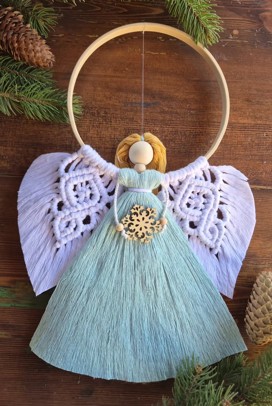 Îngeraș Macrame de Crăciun Handmade � Decorațiune Albă pe Cerc de Bambus cu Fulg de Nea din Lemn, Cadou de Crăciun - crăciun - decorațiuni de crăciun de casă - decorațiuni pentru ușă de crăciun - Artynos.ro