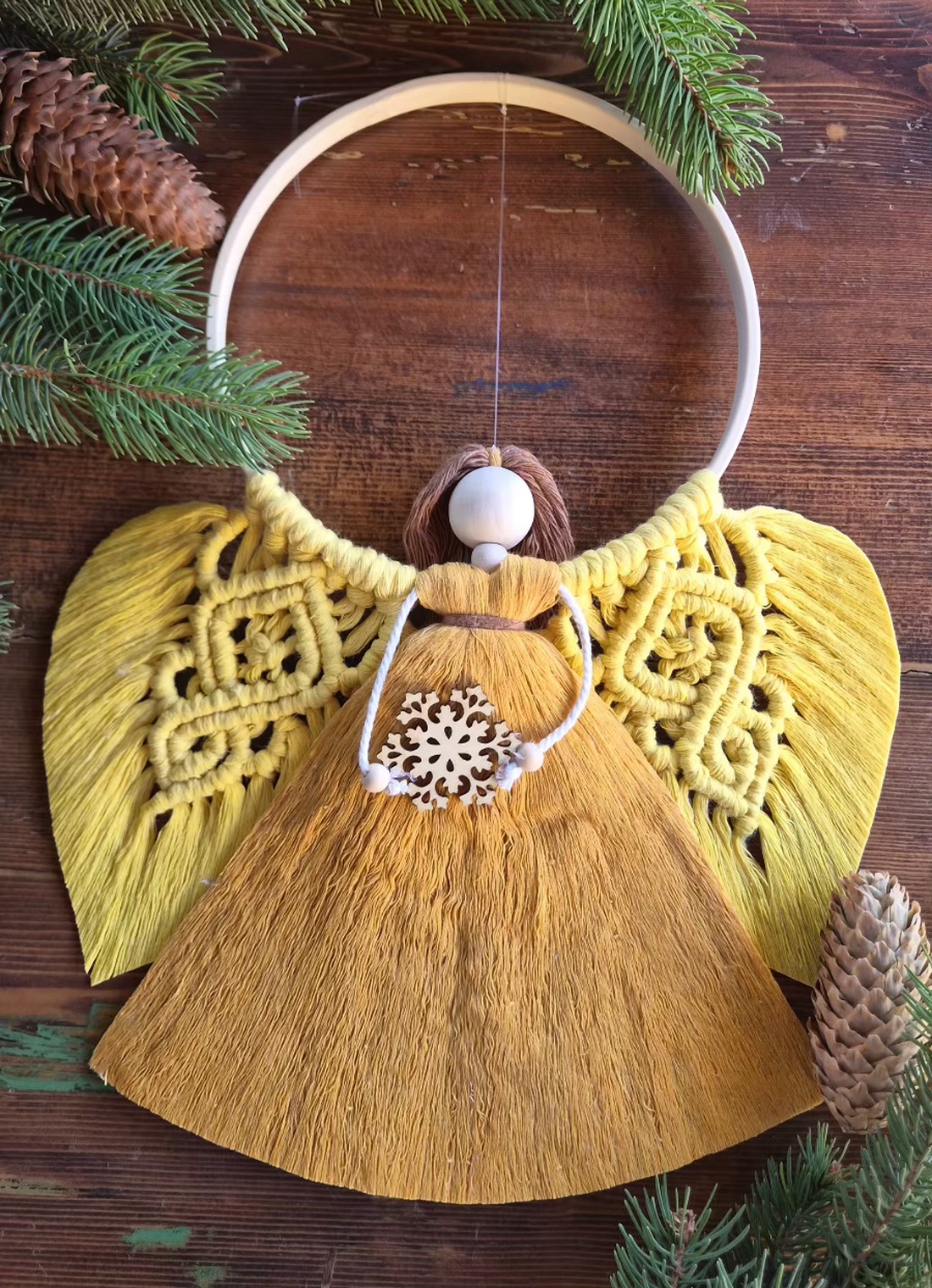 Îngeraș Macrame de Crăciun Handmade � Decorațiune Albă pe Cerc de Bambus cu Fulg de Nea din Lemn, Cadou de Crăciun - crăciun - decorațiuni de crăciun de casă - decorațiuni pentru ușă de crăciun - Artynos.ro