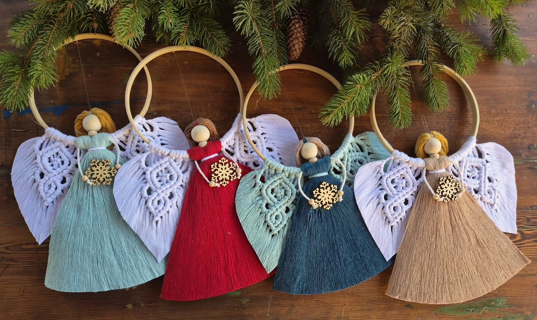 Îngeraș Macrame de Crăciun Handmade � Decorațiune Albă pe Cerc de Bambus cu Fulg de Nea din Lemn, Cadou de Crăciun - crăciun - decorațiuni de crăciun de casă - decorațiuni pentru ușă de crăciun - Artynos.ro