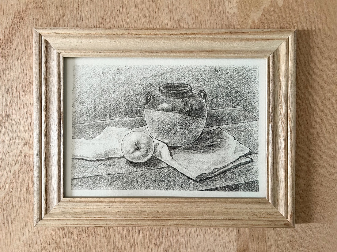 Ulcior cu măr, natură statică în creion - arte vizuale și accesorii - grafică, ilustrație - desen în creion - Artynos.ro Ulcior cu măr, natură statică în creion - arte vizuale și accesorii - grafică, ilustrație - desen în creion - Artynos.ro