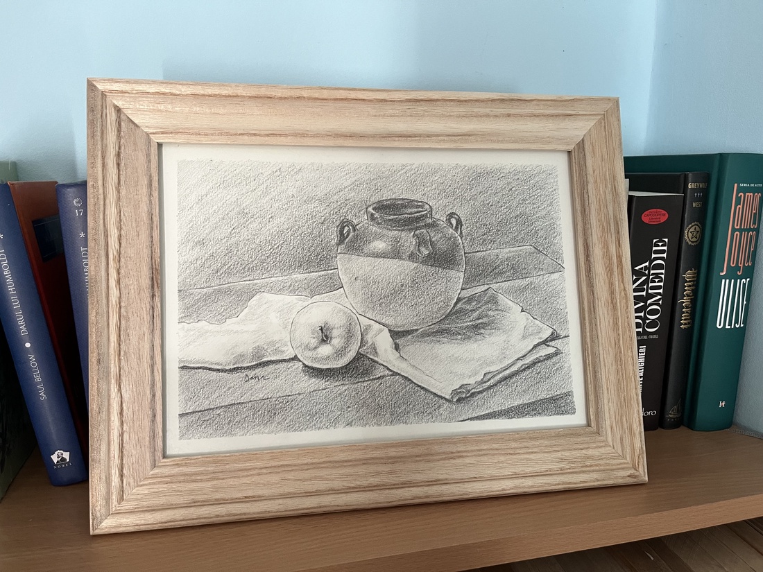 Ulcior cu măr, natură statică în creion - arte vizuale și accesorii - grafică, ilustrație - desen în creion - Artynos.ro Ulcior cu măr, natură statică în creion - arte vizuale și accesorii - grafică, ilustrație - desen în creion - Artynos.ro