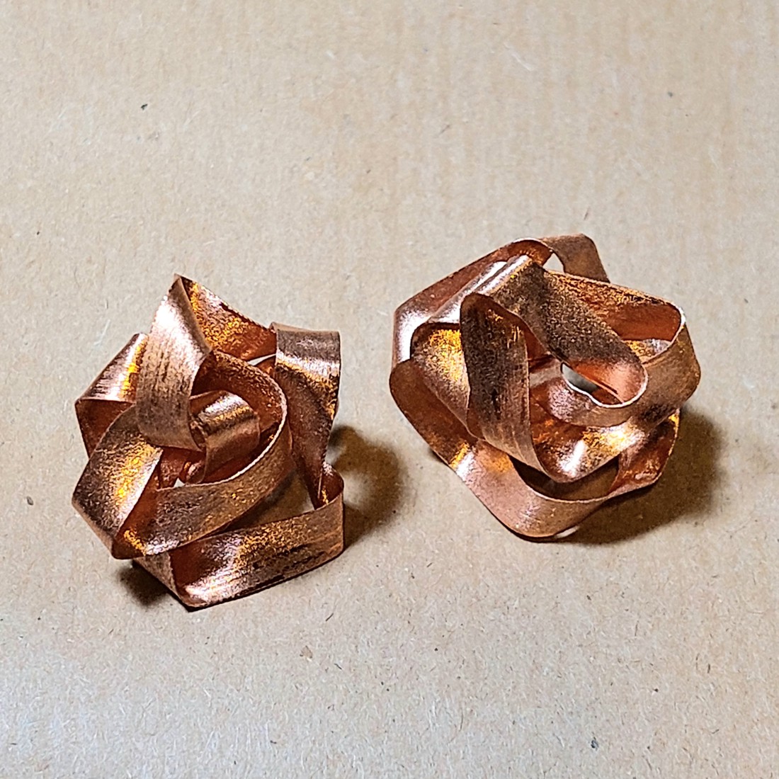 Cercei mov din cupru -  - Artynos.ro Cercei mov din cupru -  - Artynos.ro