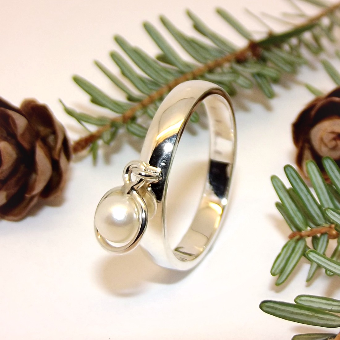 Inel cerc cu perlă albă mobilă, inel de damă din argint, mărimea 58 (EGY.199) - bijuterii - inele - inele cu perle - Artynos.ro Inel cerc cu perlă albă mobilă, inel de damă din argint, mărimea 58 (EGY.199) - bijuterii - inele - inele cu perle - Artynos.ro