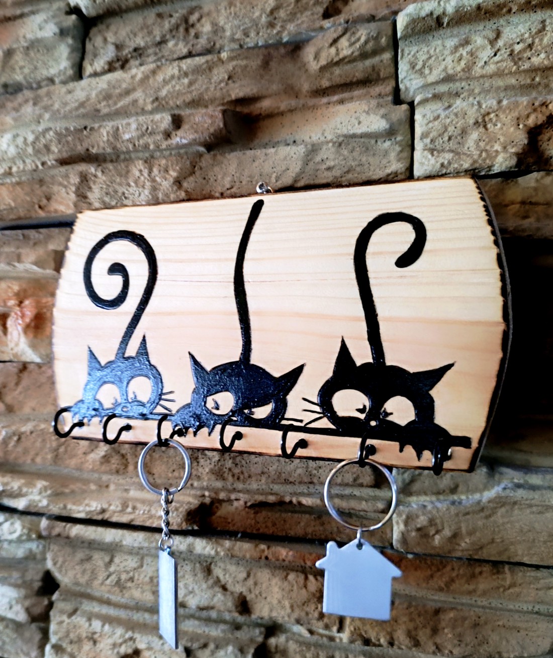 Suport de chei din lemn pentru perete cu trei pisici negre - casă & stil de viață - decorațiuni de casă - decorațiuni de pereți - suport pentru chei - Artynos.ro