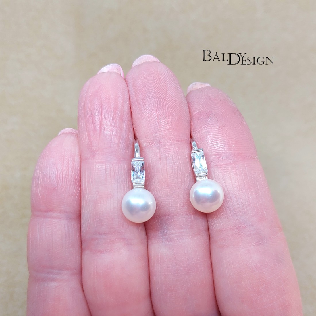 Cercei de perle cu zirconiu dreptunghiular - bijuterii - cercei - cercei drop - Artynos.ro Cercei de perle cu zirconiu dreptunghiular - bijuterii - cercei - cercei drop - Artynos.ro