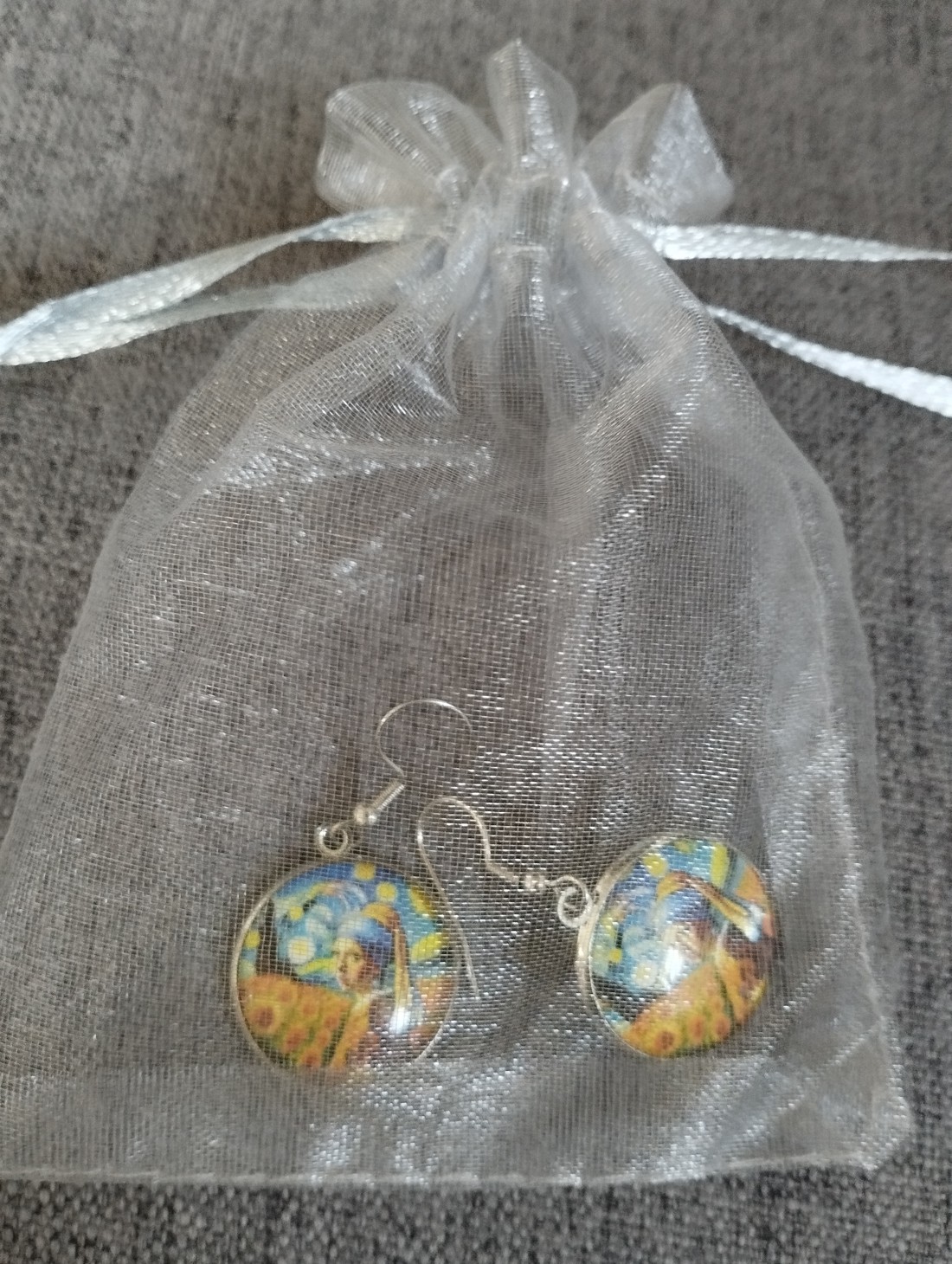 Cercei inspirați de Van Gogh și Vermeer cu accesorii medicale din oțel - - Artynos.ro Cercei inspirați de Van Gogh și Vermeer cu accesorii medicale din oțel - - Artynos.ro