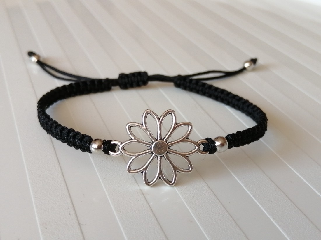 Brățară macramé împletită - Floare neagră -  - Artynos.ro