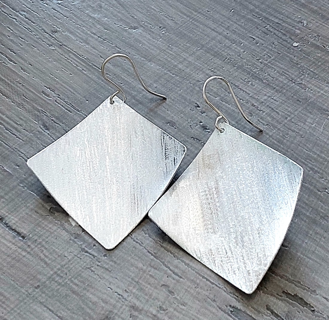 Cercei curbați din aluminiu -  - Artynos.ro Cercei curbați din aluminiu -  - Artynos.ro