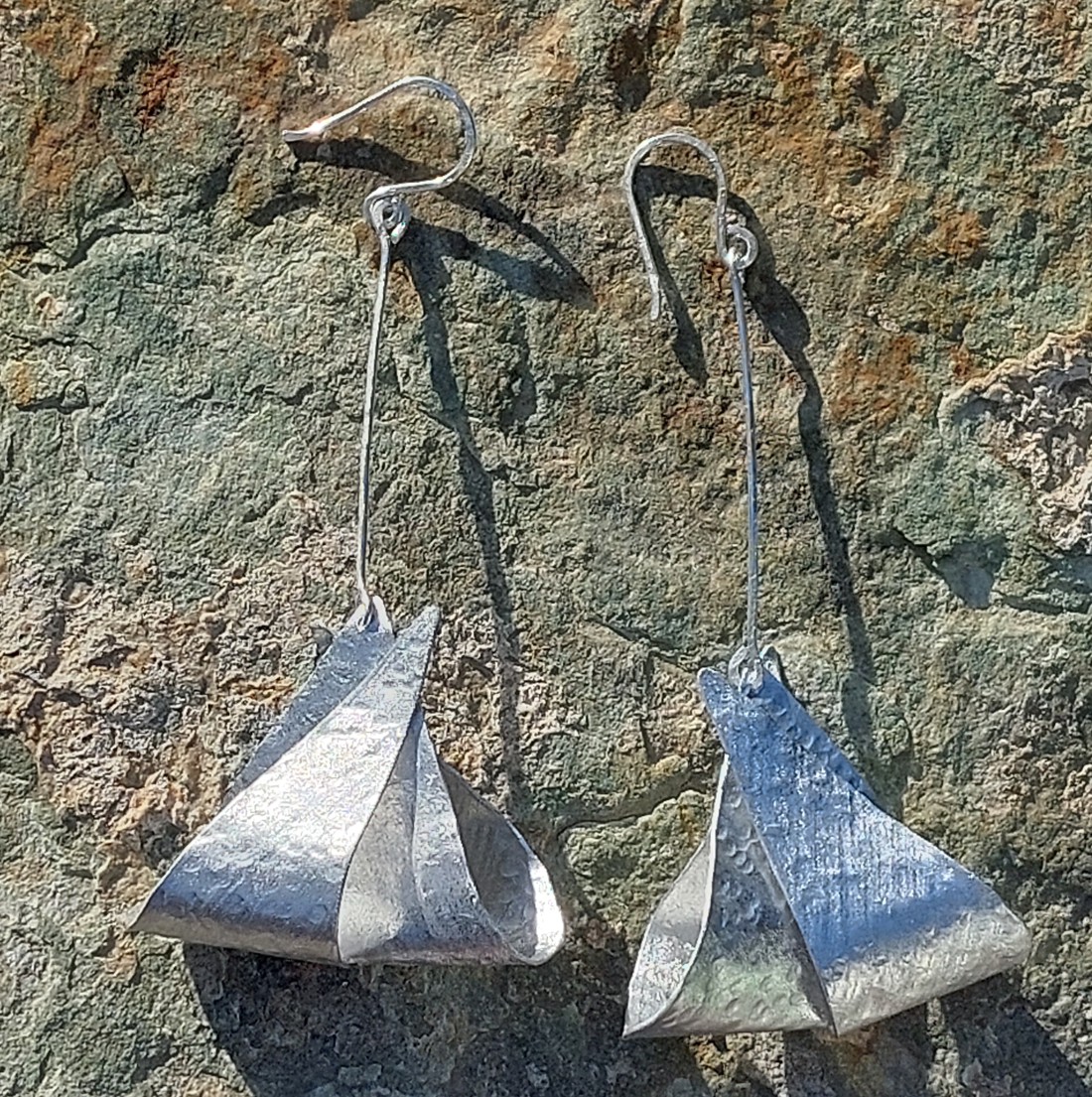 Cercei minimali din aluminiu - bijuterii - cercei lungi - Artynos.ro Cercei minimali din aluminiu - bijuterii - cercei lungi - Artynos.ro